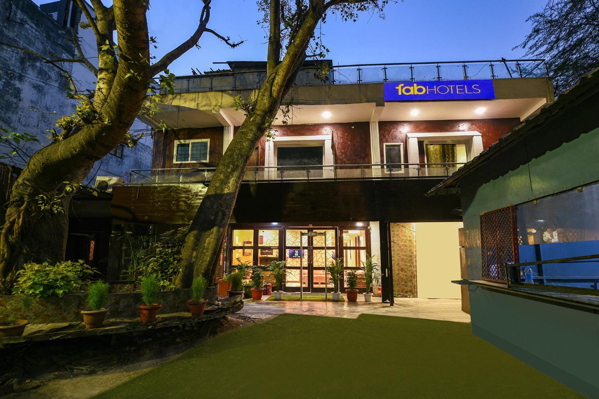 Fabhotel Under Bridge Нью-Дели Экстерьер фото